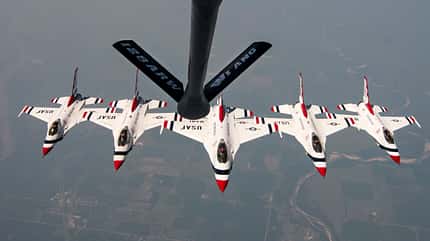 Formation USAF Thunderbirds unter Tanker