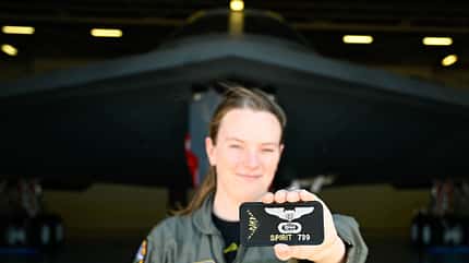 B-2, Spirit, Stealth, USAF B-2-Pilotin mit Namens-Aufnäher