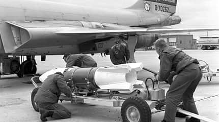 Atomarer Genie-Flugkörper wird an F-101 Voodoo montiert