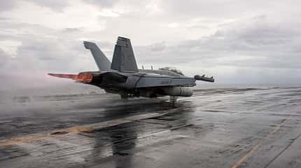 EA-18G Growler startet auf der USS Abraham Lincoln bei Regen