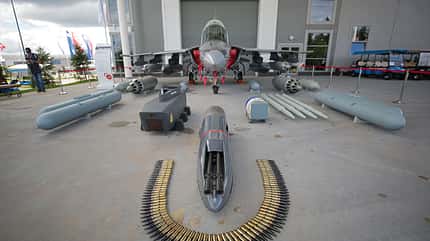 Jakowlew Jak-130 auf Messe mit Bewaffnung