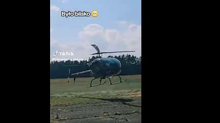 Antonow An-2 weicht Hubschrauber aus