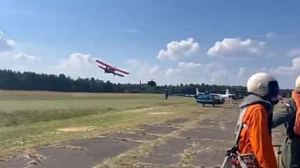 Antonow An-2 weicht Hubschrauber aus