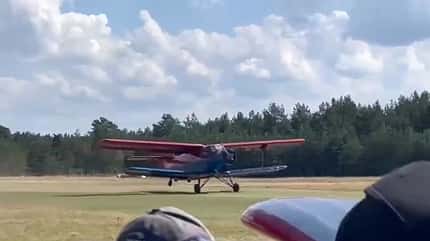 Antonow An-2 weicht Hubschrauber aus
