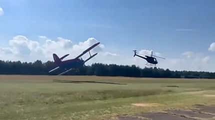 Antonow An-2 weicht Hubschrauber aus