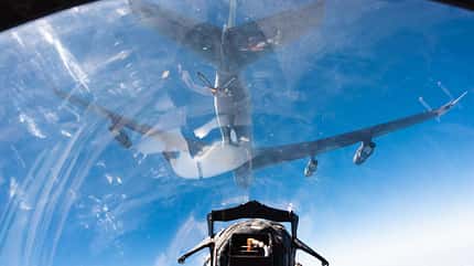 Blick aus Cockpit auf Tanker Boeing 707