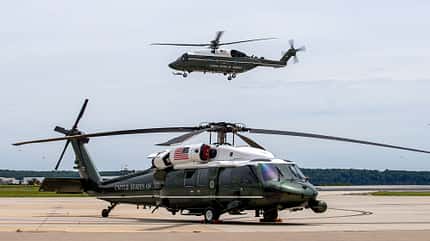 Sikorsky VH-92A Patriot fliegt über VH-60