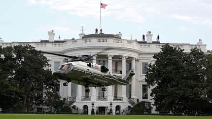 Sikorsky VH-92A Patriot fliegt vor Weißem Haus