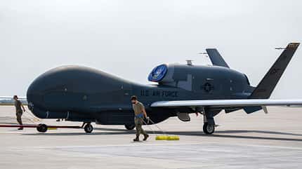 RQ-4 Global Hawk in Grand Forks mit Bodenpersonal