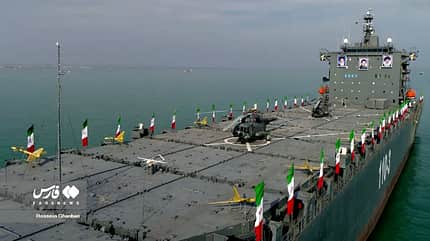 Iran, Flugzeugträger Frachter Shdid Mahdavi als Kriegsschiff mit Helikoptern und Drohnen