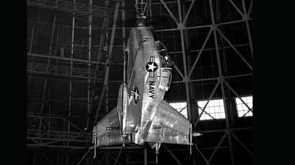 Convair, XFY-1, Pogo, Senkrechtstarter Fesselflug Convair XFY-1 Pogo in Luftschiffhalle
