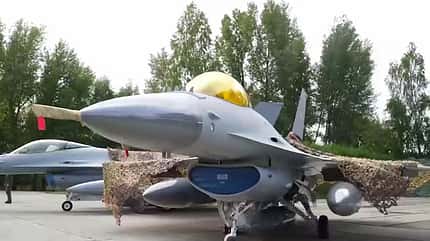 Zwei ukrainische F-16 am Boden