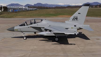 Leonardo M-346FA am Boden von der Seite