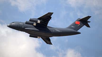 Chinesischer Transporter Y-20 im Flug