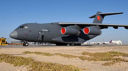 Y-20  wird geschleppt