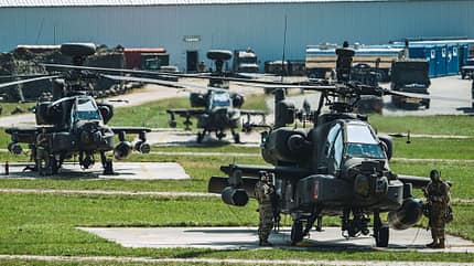 AH-64, Apache. Saber Junction AH-64 Apache Kampfhubschrauber in Hohenfels während Saber Junction 2024
