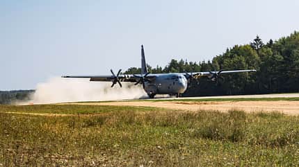 C-130, Hercules, Saber Junction C-130 landet auf unbefestigter Piste in Hohenfels während Saber Junction 2024