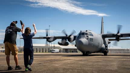 Lockheed, C-130, Hercules Personen weisen rollende C-130 Hercules ein