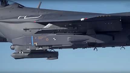 Taurus-Flugkörper an F-15K Slam Eagle in der Luft