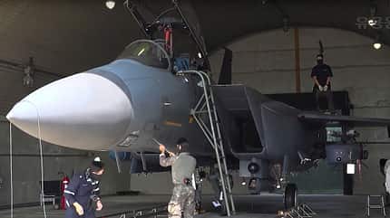 F-15K Slam Eagle mit Taurus-Flugkörper in Unterstand