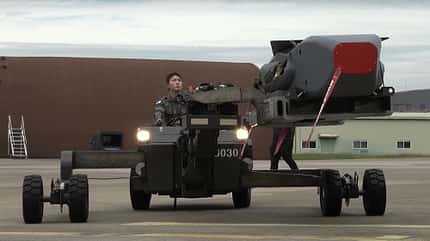 Beladung F-15K Slam Eagle mit Taurus-Flugkörper