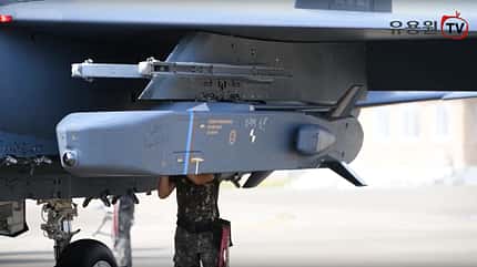 Taurus-Flugkörper unter Flügel von F-15K Slam Eagle