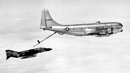 Boeing, 377, C-97, Stratocruiser Boeing KC-97 Stratofreighter betankt F-4 Phantom