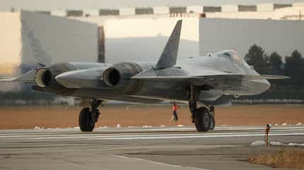 Eine neu gebaute Su-57 aus Russland rollt zum Start. 