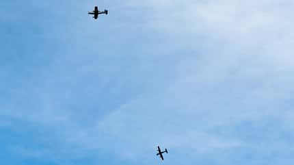 Zwei Raytheon T-6C Texan von Vietnam in der Luft