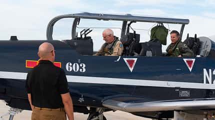 Raytheon T-6C Texan Vietnam Piloten im Cockpit