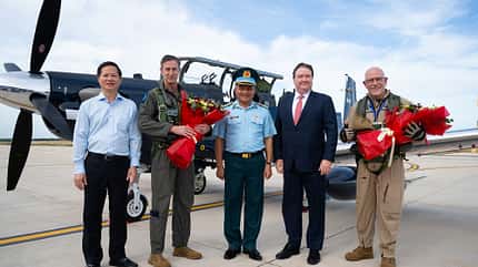 Gruppenbild vor Raytheon T-6C Texan Vietnam