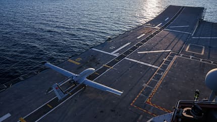 Baykar TB-3 landet und startet erstmals auf Drohnenträger Anadolu.