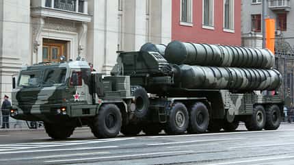 S-400, Russland, Flugabwehr S-400-Flugabwehrsystem auf Fahrzeug bei Parade