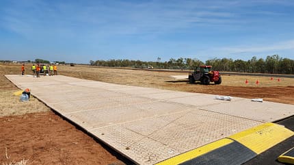 Lockheed Martin, F-35A, Lightning II, RAAF Kunststoffmatte wird als Rollweg-Ersatz verlegt