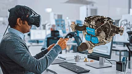 Ingenieur, Luftfahrt Berufe, Luftfahrttechnik, Prüfstand, Flugzeugbau, Konstruktion Modern Industrial Factory: Mechanical Engineer Wearing Virtual Reality Headset, Holding Controllers, Uses VR technology for Industrial Design, Development and Prototyping in CAD Software on Computer.