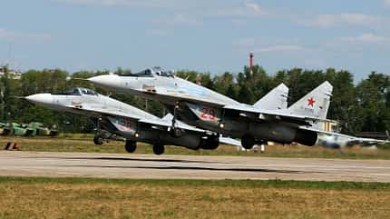 Mikojan, MiG-29, Suchoi, Su-27, Russland Zwei Mikojan MiG-29 bei der Landung in Russland