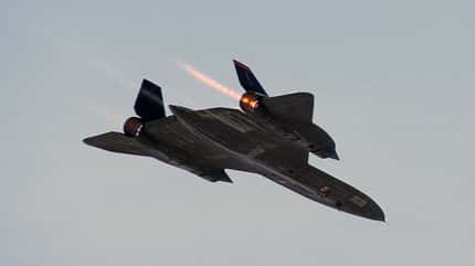 SR-71 Blackbird im Flug mit Schockwellen