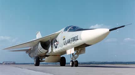 General Dynamics, F-111 General Dynamics F-111 im weiß-grauen Anstrich am Boden