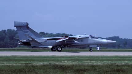 General Dynamics, F-111 General Dynamics EF-111A Raven bei der Landung