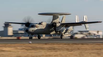 Northrop Grumman, E-2D, Hawkeye Northrop Grumman E-2D Hawkeye der US Navy auf der Startbahn