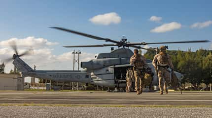 Marines steigen aus Bell UH-1Y Venom