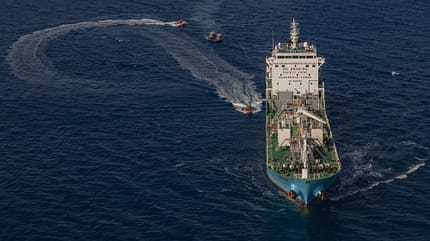 Boote des US Marine Corps verfolgen Öltanker
