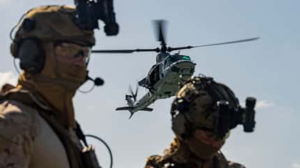 Bell UH-1Y Venom mit Marines im Vordergrund