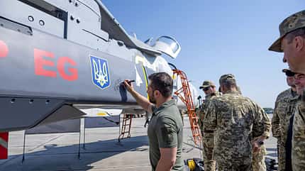 Suchoi, Su-24, Ukraine, Fencer Präsident Selenski unterschreibt auf westlichem Marschflugkörper an Suchoi Su-24
