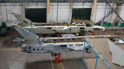 Suchoi, Su-24, Ukraine, Fencer Zwei Suchoi Su-24 in der Instandsetzung