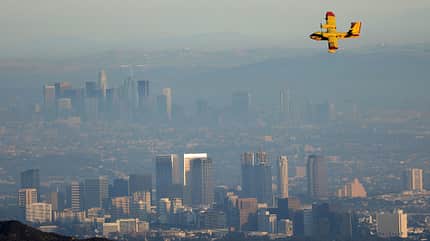 Kanadische Canadair CL-415 über Skyline von Los Angeles