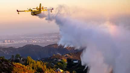 Canadair CL-415 wirft Wasser über Los Angeles ab