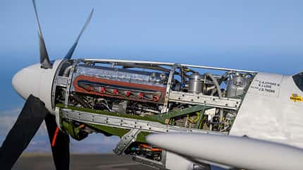 P-51D, P51D, Bardahl Special, Super Mustang, Reno Air Race, Rennflugzeug, Racer Seitliche Nahaufnahme des vorderen Teils der Bardahl Special mit geöffneter Motorabdeckung.