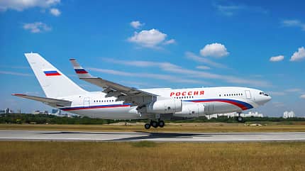 Iljushin Il-96-400M, Il-96, Vierstrahler, Passagierflugzeug, Russland, Iljushin Eine Iljushin Il-96 in den Farben von Rossija kurz vor dem Touchdown auf der Runway, vor blauem Himmel.