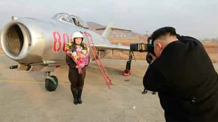 Kim Jong-un fotografiert Pilotin vor Kampfflugzeug